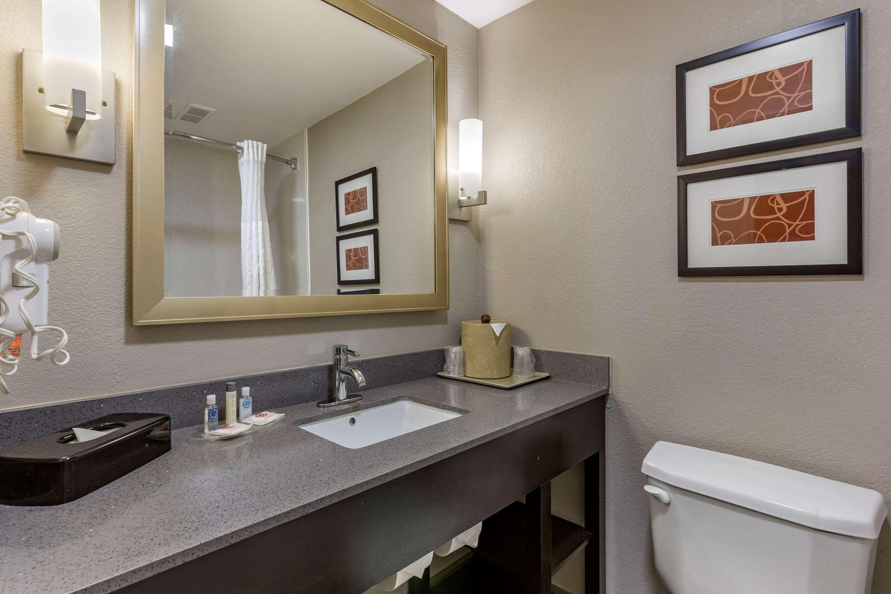 Comfort Suites Pineville - Ballantyne Area Bagian luar foto