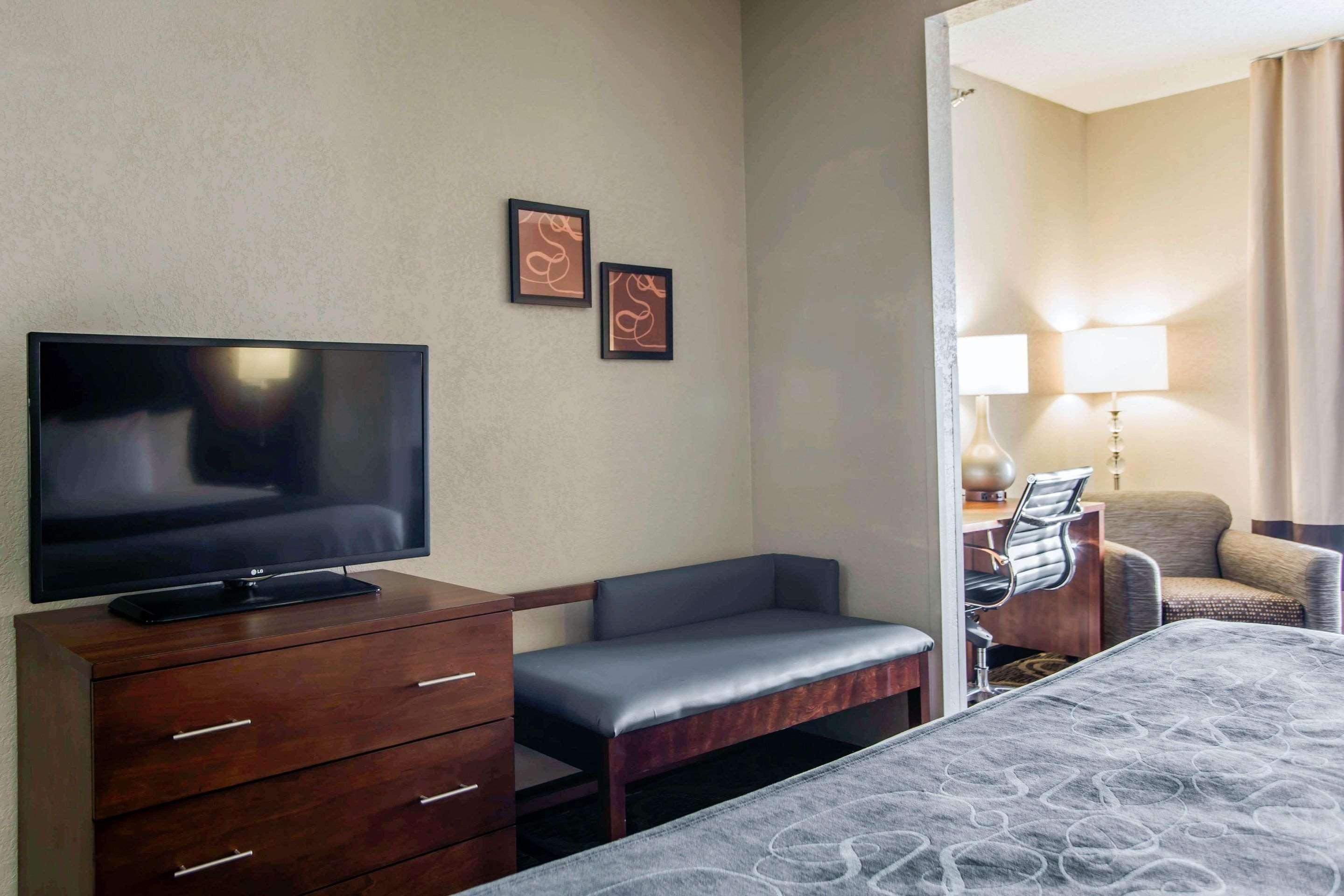 Comfort Suites Pineville - Ballantyne Area Bagian luar foto