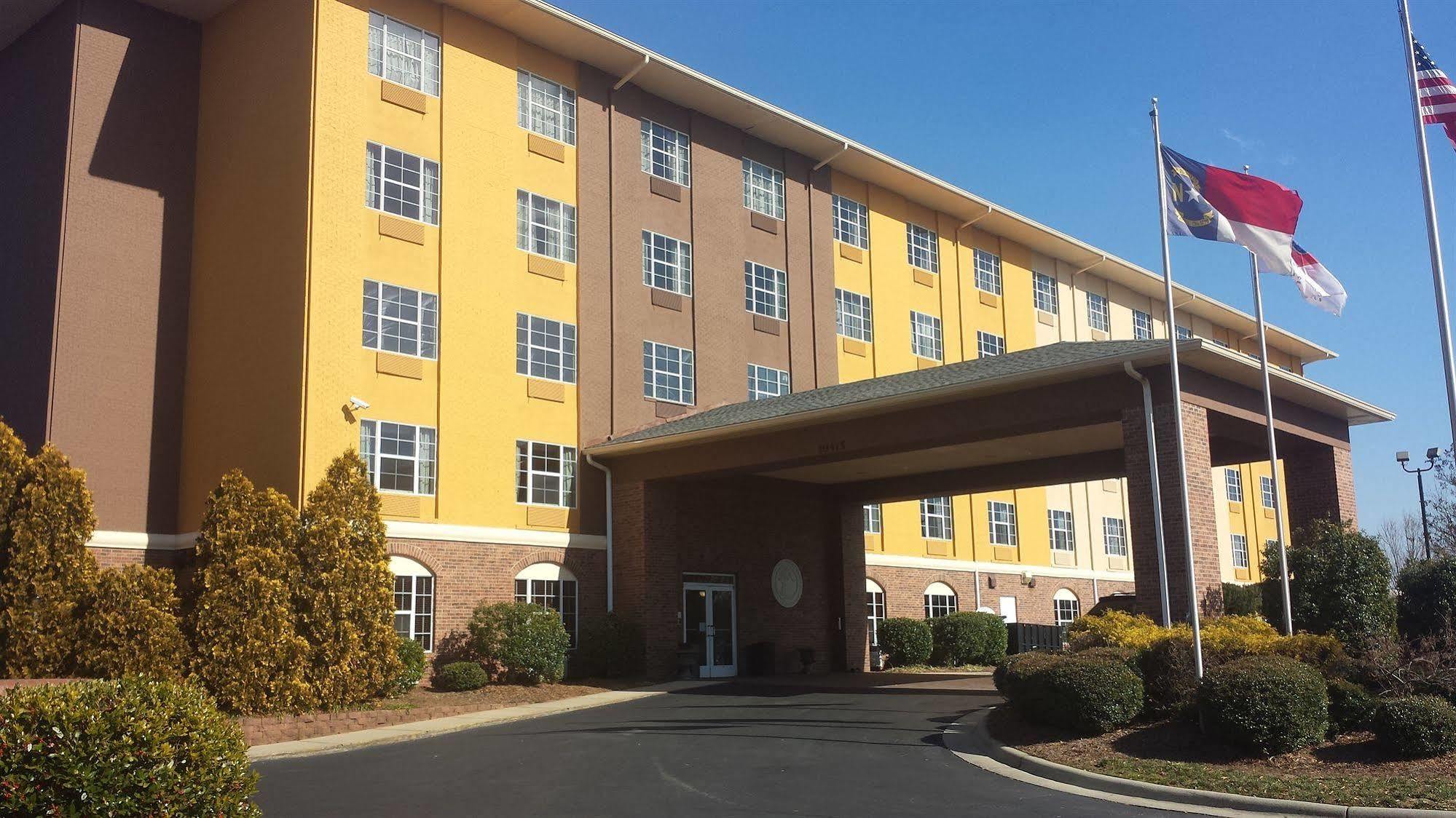 Comfort Suites Pineville - Ballantyne Area Bagian luar foto